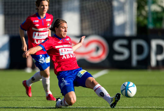 Örgrytes Jonathan Azulay sträcker sig