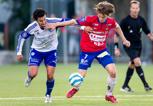 Värnamos Elmin Kurbegovic i närkam med Örgrytes Jakob