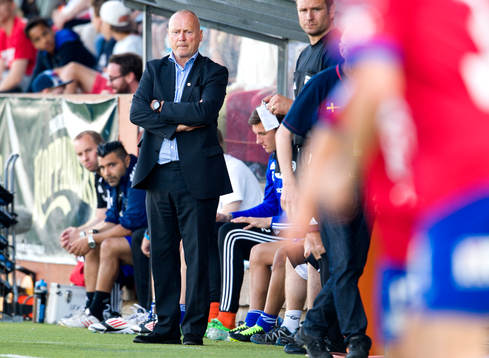 Värnamos tränare Sören Åkeby står vid bänken