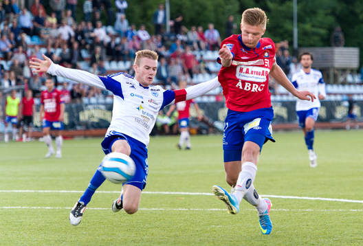Örgrytes Henrik Carlsson skjuter förbi Värnamos Freddy
