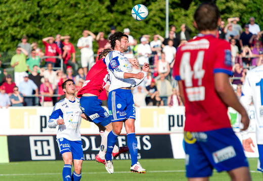 Värnamos Elmin Kurbegovic nickar bollen