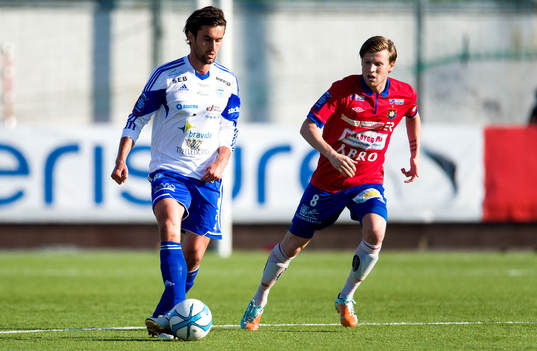Värnamos Elmin Kurbegovic driver bollen framför Örgrytes