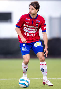 Örgrytes Hannes Sahlin med bollen