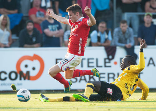 Gbenga Arokoyo, Mjällby, glidtacklar Måns Söderqvist,
