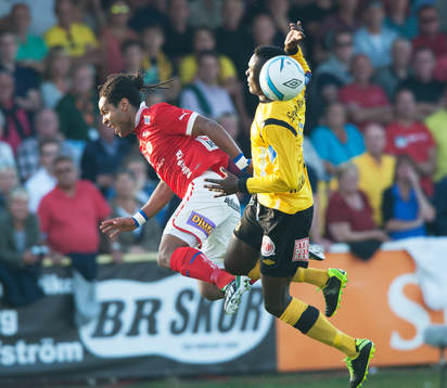 Gbenga Arokoyo, Mjällby, tacklar Jonathan McDonald, Kalmar