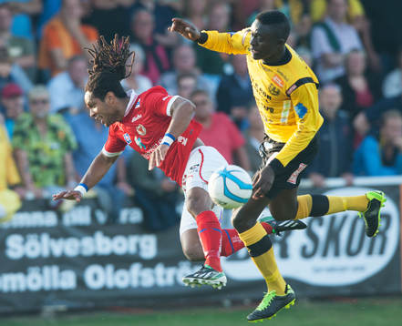 Gbenga Arokoyo, Mjällby, tacklar Jonathan McDonald, Kalmar