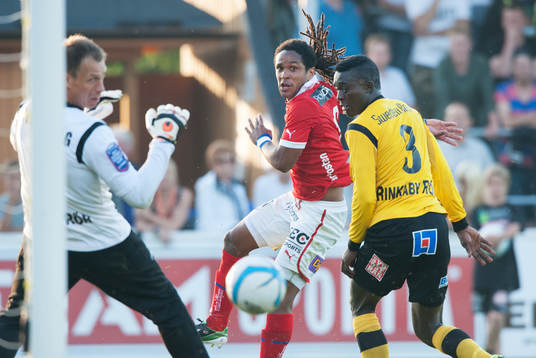 Nära 0-3, Jonathan McDonald, Kalmar, skjuter förbi