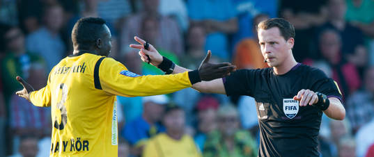 Gbenga Arokoyo, Mjällby, klagar hos domaren Andreas Ekberg
