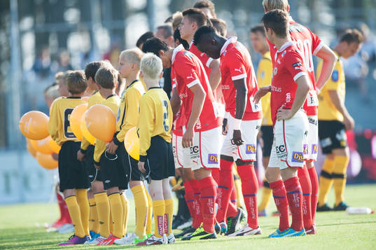 Line up med matchmascotar med ballonger