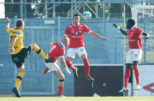 Marcus Ekenberg, Mjällby, skjuter, Henrik Rydström och