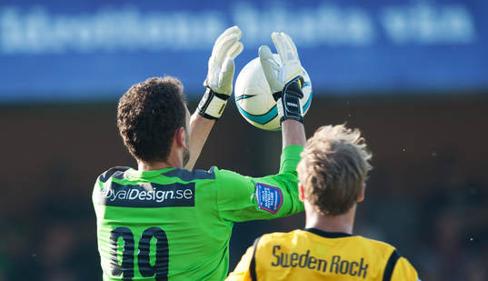 Etrit Berisha, målvakt, Kalmar, greppar bollen