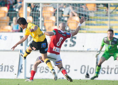 Mahmut Özen, Mjällby, skjuter och Henrik Rydström, Kalmar