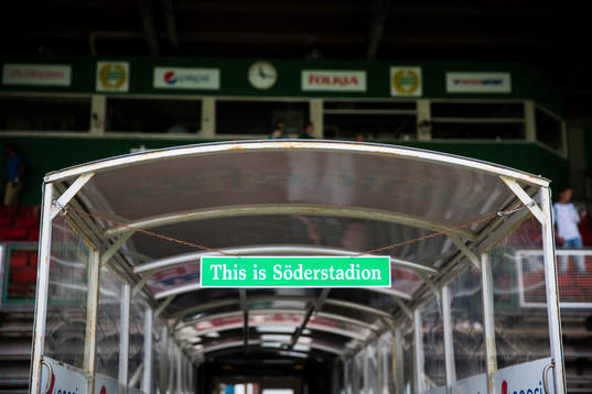 En skylt med texten "This is Söderstadion" hänger över