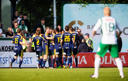 Ängelholms Robin Staaf gratuleras av lagkamrater