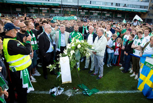 Hammarbys Kennedy Bakircioglü står vid kransen på