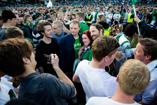 Magnus Carlson i folkhavet på söderstadions gräsmatta