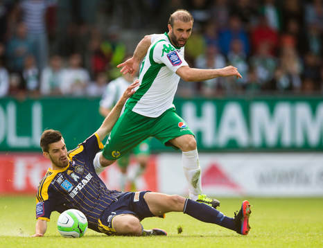 Hammarbys Kennedy Bakircioglü i kamp om bollen med