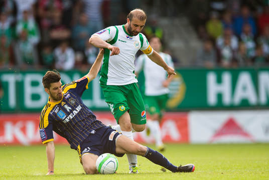 Hammarbys Kennedy Bakircioglü i kamp om bollen med