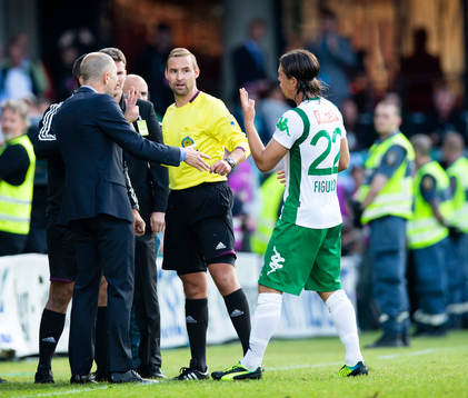 Domare Jim Petersson samtalar med Hammarbys Erik Figueroa i