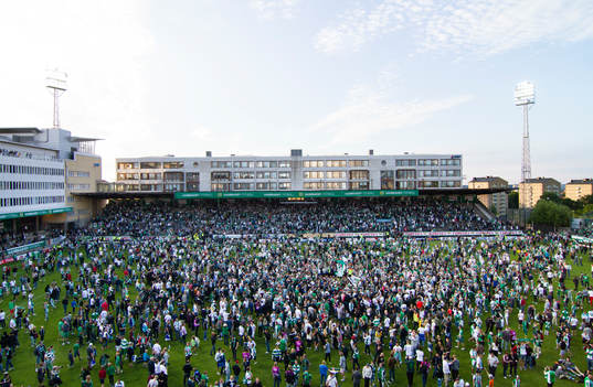 Planen fylls av supportar