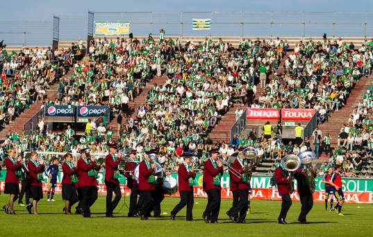 En orkester spelar innan matchen mellan Hammarby och