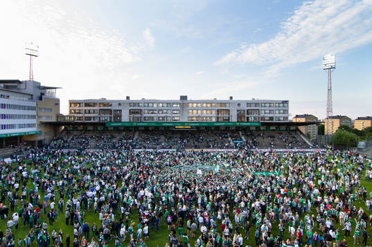 Planen fylls av supportar