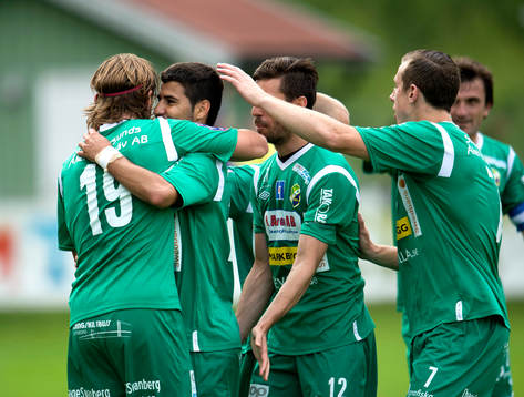 Peiman Eliassi gör 1-0 och gratuleras av sina lagkamrater