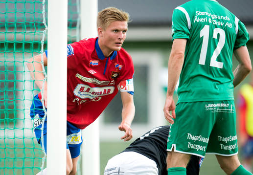Örgrytes Henrik Carlsson har en boll i mål men döms bort