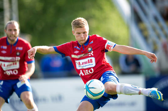 Örgrytes Henrik Carlsson får läge framför mål men