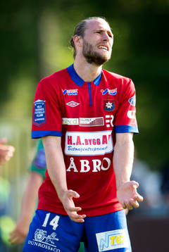 Örgrytes Emil Karlsson deppar i matchen mellan Ljungskile