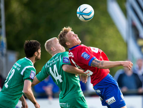Örgrytes Oskar Wallén tar ner bollen i matchen mellan