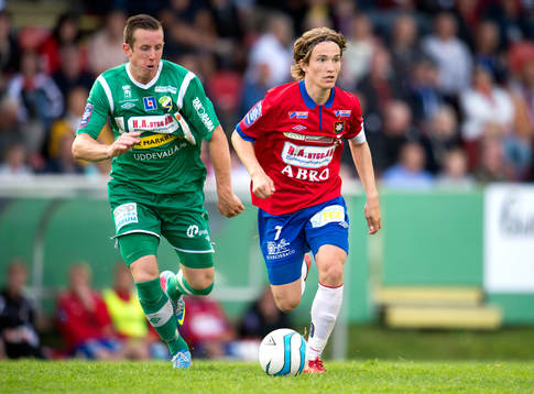 Ljungskiles Robert Bagger jagar Jakob Lindström i matchen