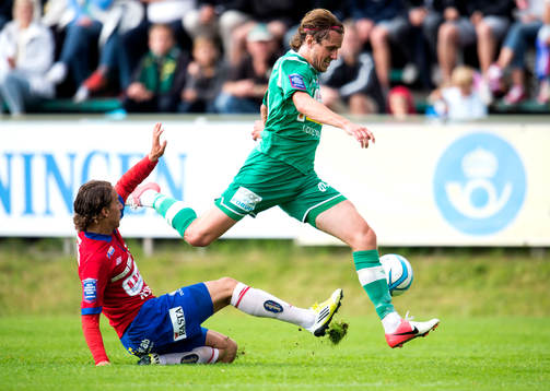 Örgrytes Jonathan Azulay bryter bollen av Ljungskiles