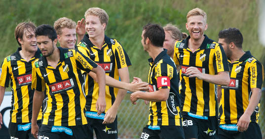 0-2, Samuel Gustafson, Häcken, som grattas av
