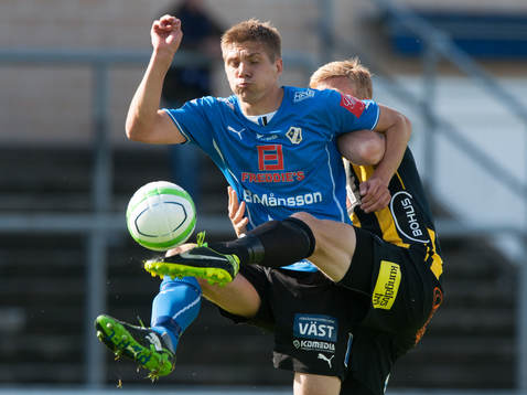 Mikael Boman, Halmstad, får en tryckare av Fredrik