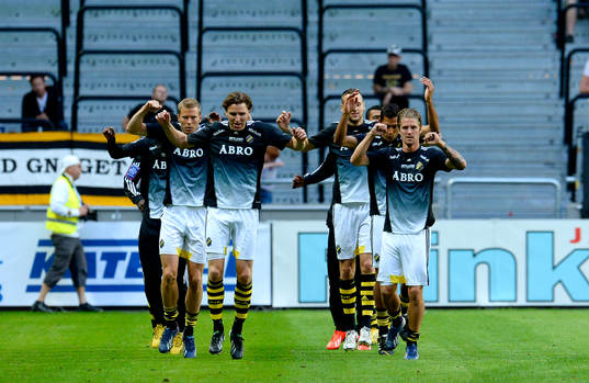 s spelare värmer upp innan fotbollsmatchen i Allsvenskan