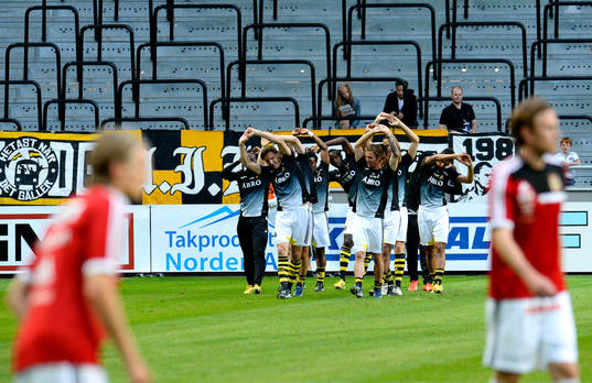 s spelare värmer upp innan fotbollsmatchen i Allsvenskan