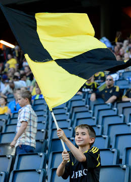 s supporter ses med sitt lags flagga innan fotbollsmatchen
