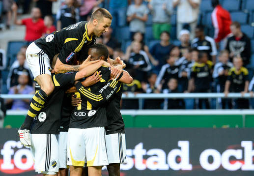 s spelare jublar med Henok Goitom (h)