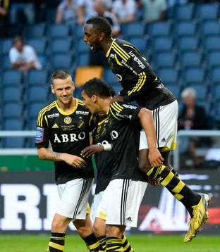 s spelare jublar med Henok Goitom (h)