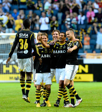 s spelare jublar med Henok Goitom (v)