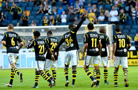 s spelare jublar med Henok Goitom (m)