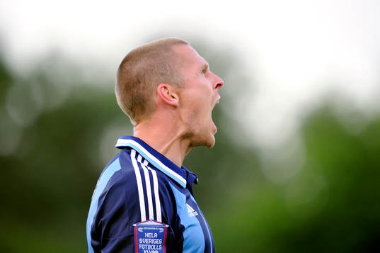 Djurgårdens nr 14 Mattias Östberg skriker ut sin