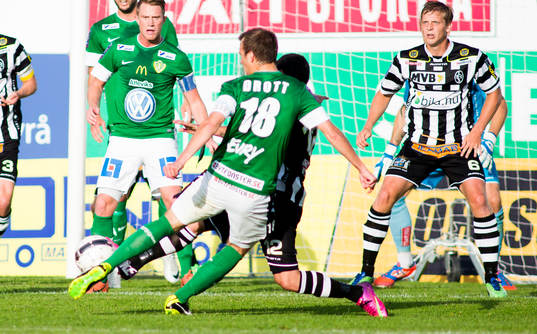 Jönköpings Jonathan Drott skjuter mot mål, Landskronas