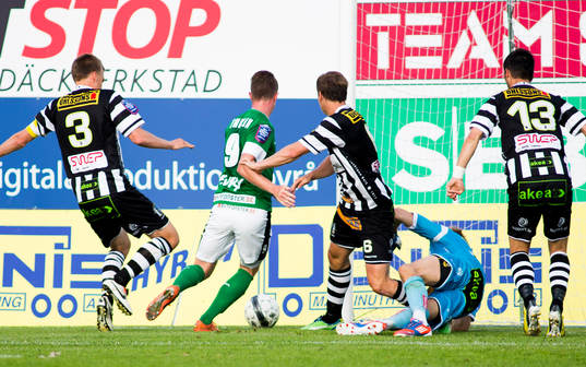 Jönköpings Tommy Thelin är nära att göra mål men