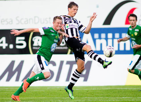 Jönköpings Tommy Thelin försöker ta bollen från