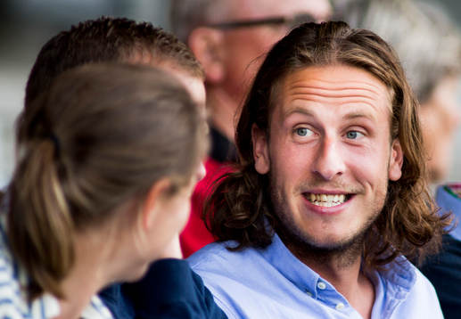 Svenska Landslags spelaren Jonas Olsson kollade på matchen
