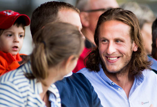 Svenska Landslags spelaren Jonas Olsson kollade på matchen