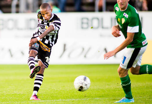Landskronas Amethyst Bradley Ralani skjuter mot mål i