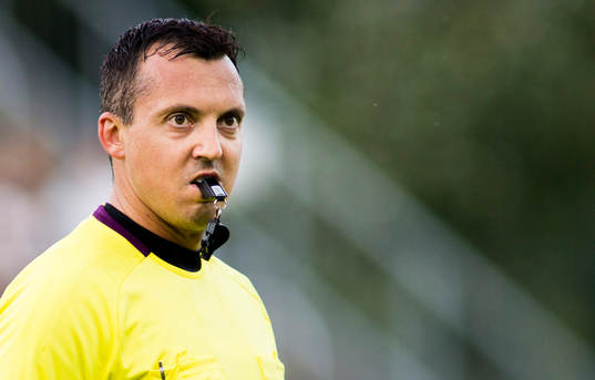 Domaren Dragan Bajac från Haninge i matchen mellan